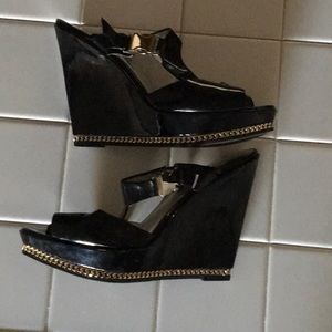 Jessica Simpson wedges with gold chain.